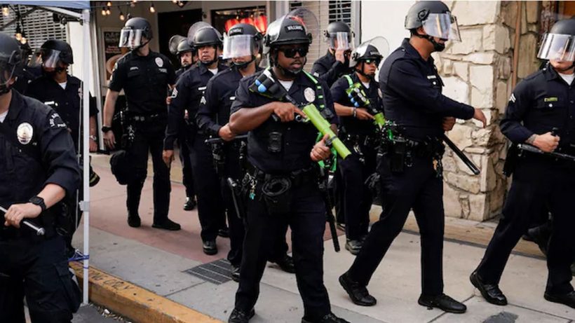 700 US Marines land in LA