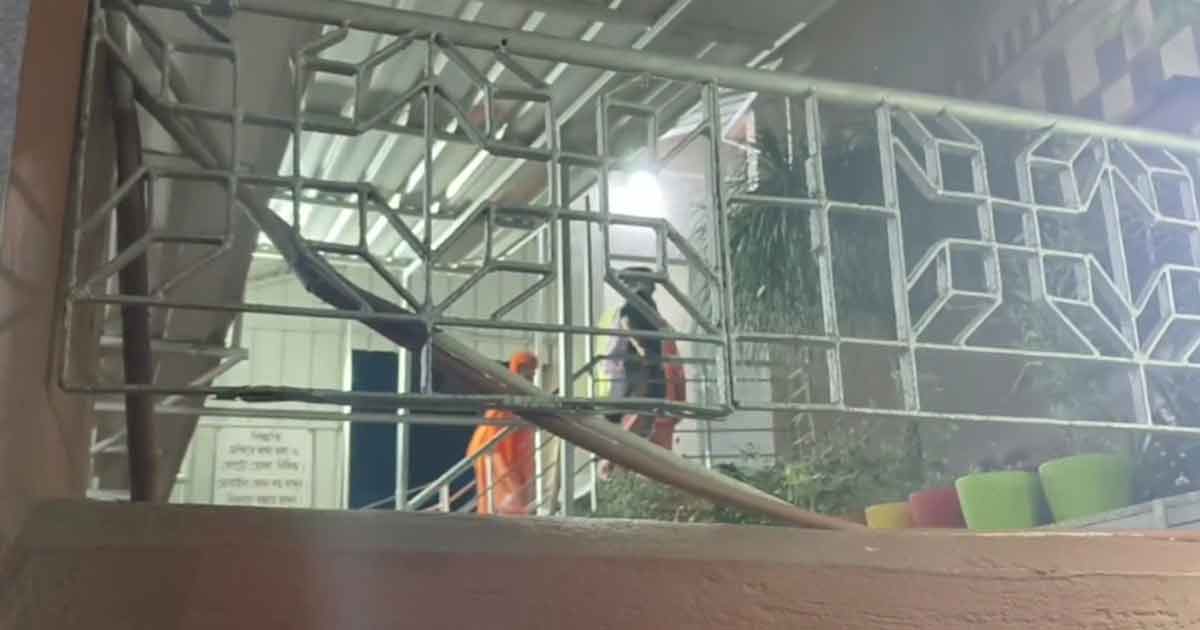 মেয়ের সঙ্গে দেখা করতে বাধা, আশ্রমে দেহ ব্যবসার অভিযোগ