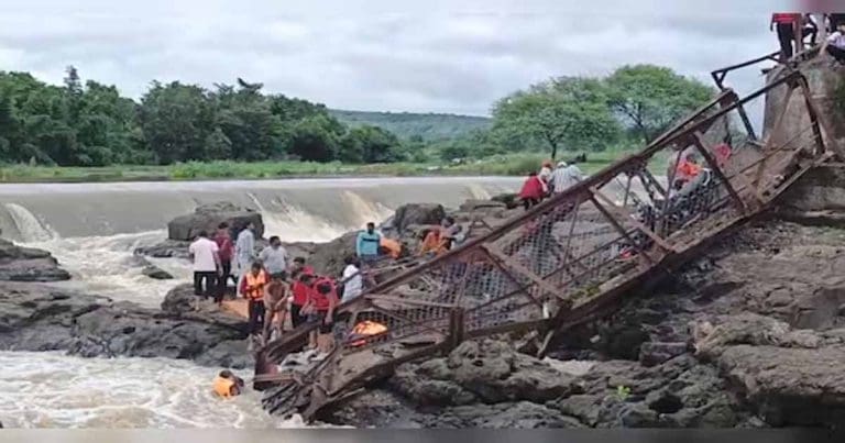 ইন্দ্রায়ণী নদীর সেতু ভেঙে মর্মান্তিক দুর্ঘটনা, নিখোঁজ ৩০ bridge-collapse in pune