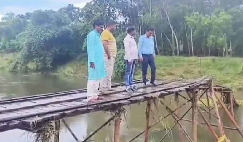 ভেঙে পড়া সেতু পরিদর্শনে বিডিও, স্কুলে অনুপস্থিতি নিয়ে উদ্বেগ