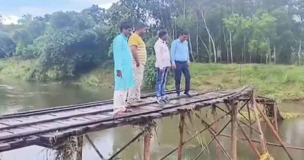 ভেঙে পড়া সেতু পরিদর্শনে বিডিও, স্কুলে অনুপস্থিতি নিয়ে উদ্বেগ