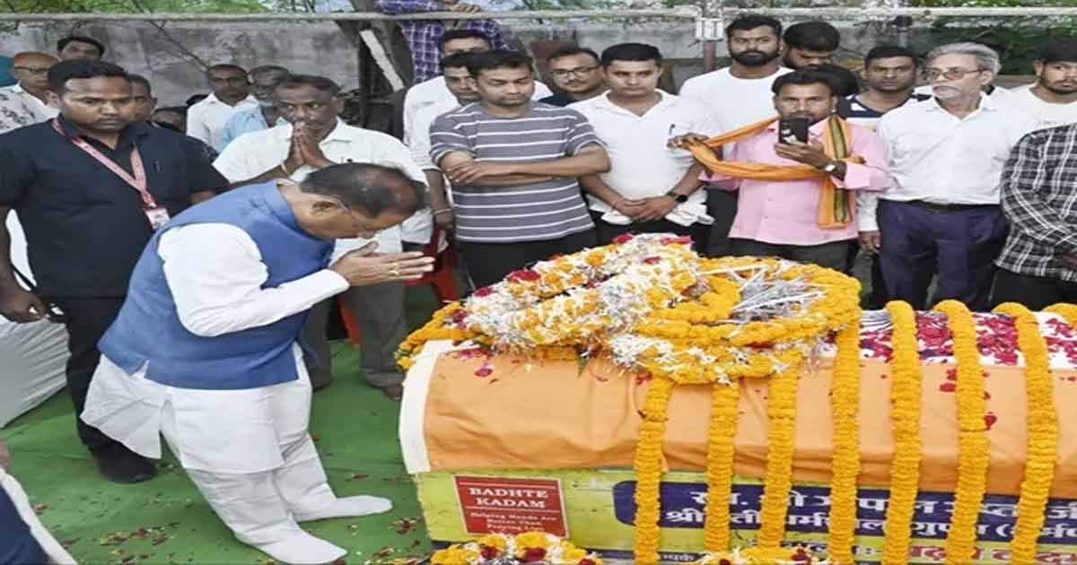 chhattisgarh cm pays tribute