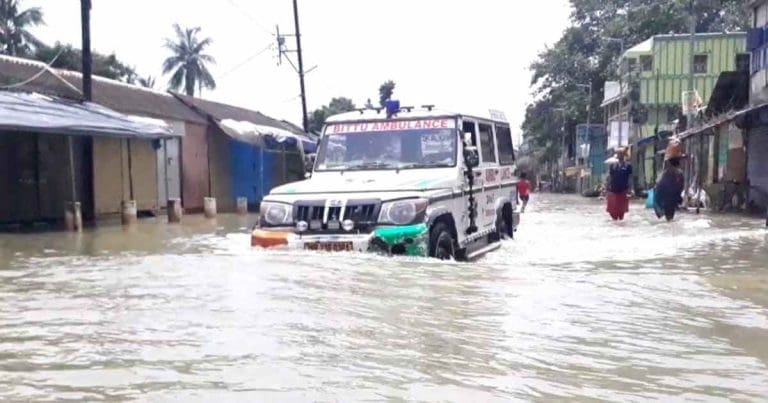 টানা বৃষ্টিতে বাড়ছে জলস্তর, দক্ষিণবঙ্গের এলাধিক জেলায় প্লাবনের আশঙ্কা