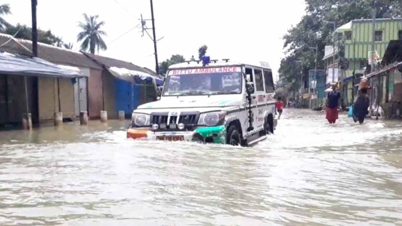 টানা বৃষ্টিতে বাড়ছে জলস্তর, দক্ষিণবঙ্গের এলাধিক জেলায় প্লাবনের আশঙ্কা