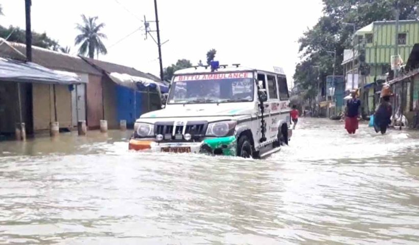 টানা বৃষ্টিতে বাড়ছে জলস্তর, দক্ষিণবঙ্গের এলাধিক জেলায় প্লাবনের আশঙ্কা