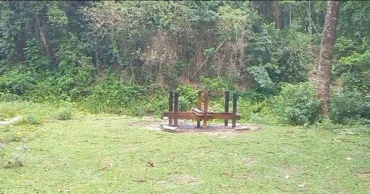 বর্ষায় জলে ডুবে যায় শ্মশান, দুর্ভোগে গ্রামবাসী