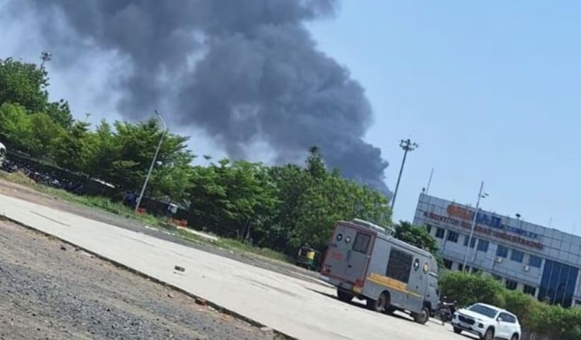 কুণ্ডলী পাকানো কালো ধোঁয়া, আতঙ্কিত জনতা! ভাইরাল আহমেদাবাদ বিমান দুর্ঘটনার ভিডিয়ো