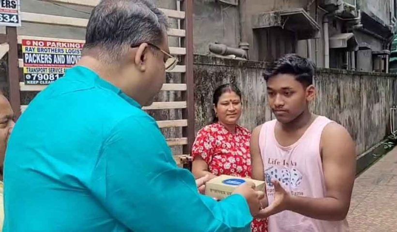 শিলিগুড়িতে জগন্নাথের প্রসাদ বিতরণ রঞ্জনের
