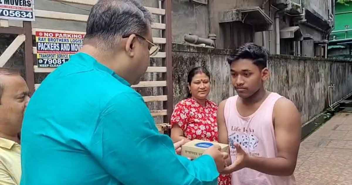 শিলিগুড়িতে জগন্নাথের প্রসাদ বিতরণ রঞ্জনের