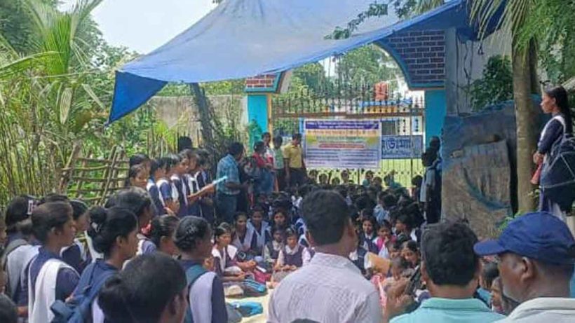 প্রধান শিক্ষকের বিরুদ্ধে দুর্নীতির অভিযোগে অভিভাবক-ছাত্রছাত্রীদের গণঅবস্থান 2 প্রধান শিক্ষকের বিরুদ্ধে দুর্নীতির অভিযোগে অভিভাবক-ছাত্রছাত্রীদের গণঅবস্থান