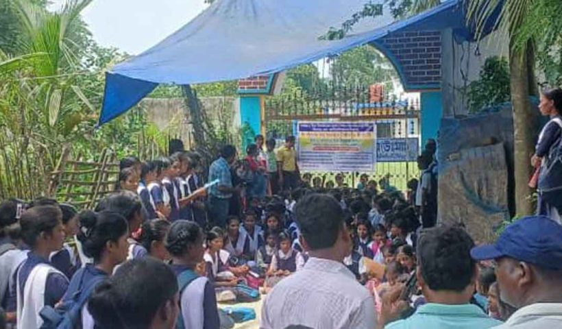 প্রধান শিক্ষকের বিরুদ্ধে দুর্নীতির অভিযোগে অভিভাবক-ছাত্রছাত্রীদের গণঅবস্থান