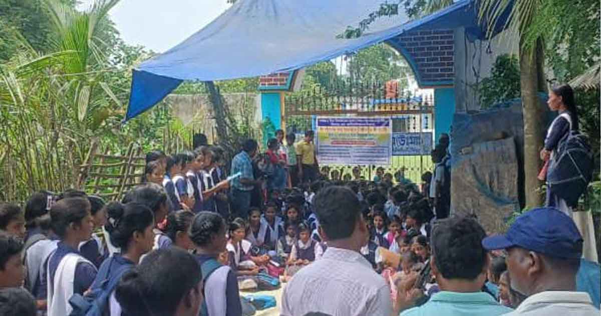 প্রধান শিক্ষকের বিরুদ্ধে দুর্নীতির অভিযোগে অভিভাবক-ছাত্রছাত্রীদের গণঅবস্থান