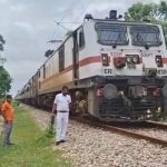 Latest News উত্তরবঙ্গ এক্সপ্রেস বিকল, ওকরাবাড়িতে ৪ ঘণ্টা দাঁড়িয়ে ট্রেন