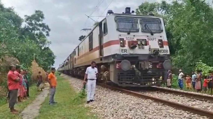 উত্তরবঙ্গ এক্সপ্রেস বিকল, ওকরাবাড়িতে ৪ ঘণ্টা দাঁড়িয়ে ট্রেন