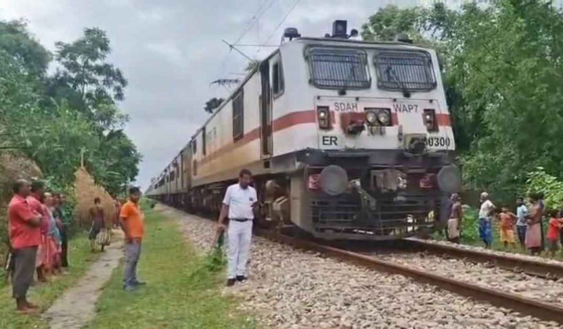 উত্তরবঙ্গ এক্সপ্রেস বিকল, ওকরাবাড়িতে ৪ ঘণ্টা দাঁড়িয়ে ট্রেন