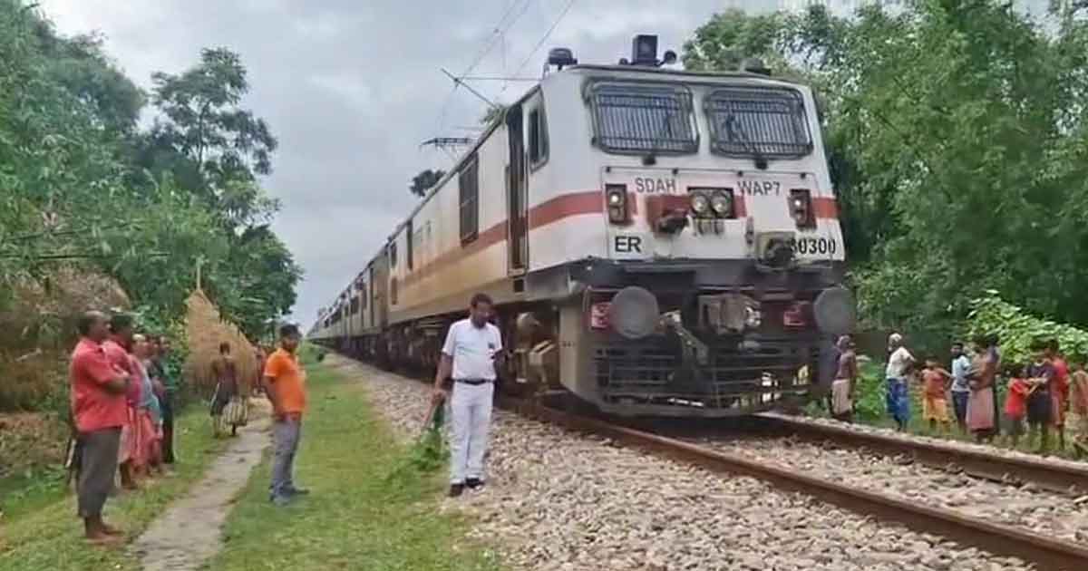 উত্তরবঙ্গ এক্সপ্রেস বিকল, ওকরাবাড়িতে ৪ ঘণ্টা দাঁড়িয়ে ট্রেন