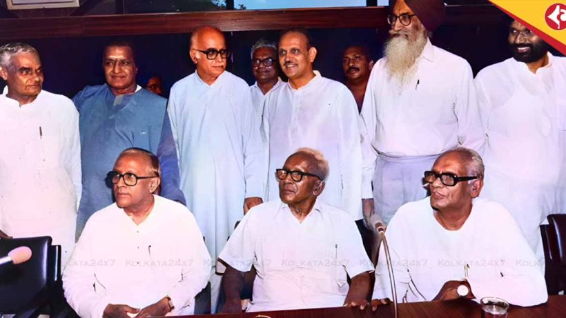 জতুগৃহ! বিজেপি অসভ্য বর্বর বলা জ্যোতি বসুর প্রতি 'প্রেম' দেখিয়ে বিপাকে শমীক Jyoti Basu with LK advani
