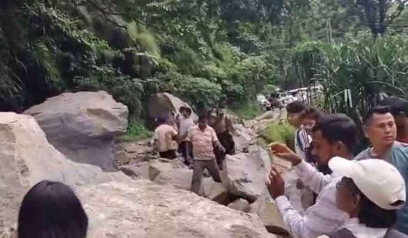 ১০ নম্বর জাতীয় সড়কে ধস, যাত্রীবাহী গাড়ির উপর পড়ল পাথর