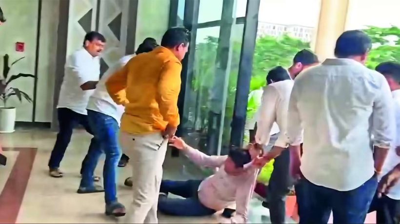 OAS-Officers beaten
