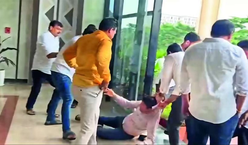 OAS-Officers beaten