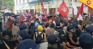 Scuffle between Left supporters and police in Murshidabad while trying to stop a deputation in support of migrant workers