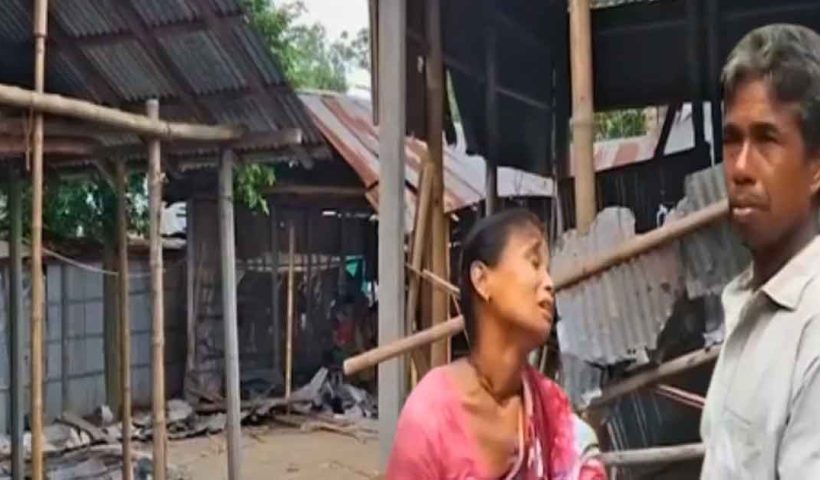 সাম্প্রদায়িক উত্তেজনা, ১৪টি হিন্দু বাড়ি গুঁড়িয়ে দিল মৌলবাদীরা