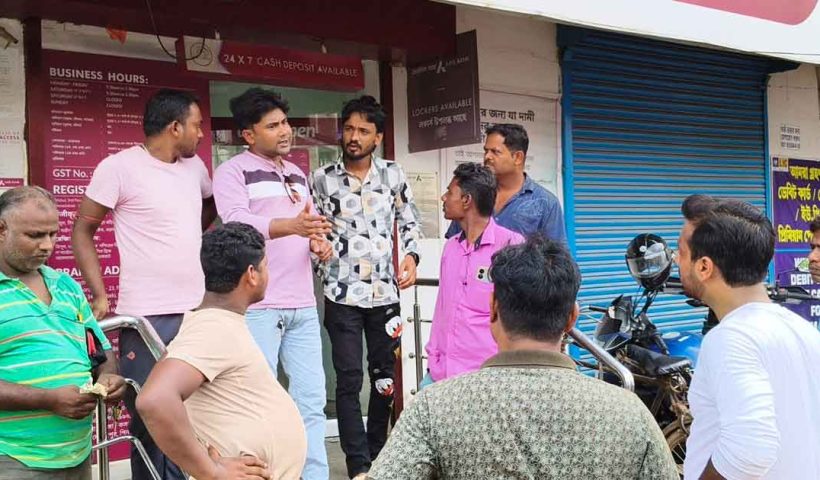 অ্যাকাউন্ট থেকে টাকা গায়েব, গ্রাহকদের বিক্ষোভ