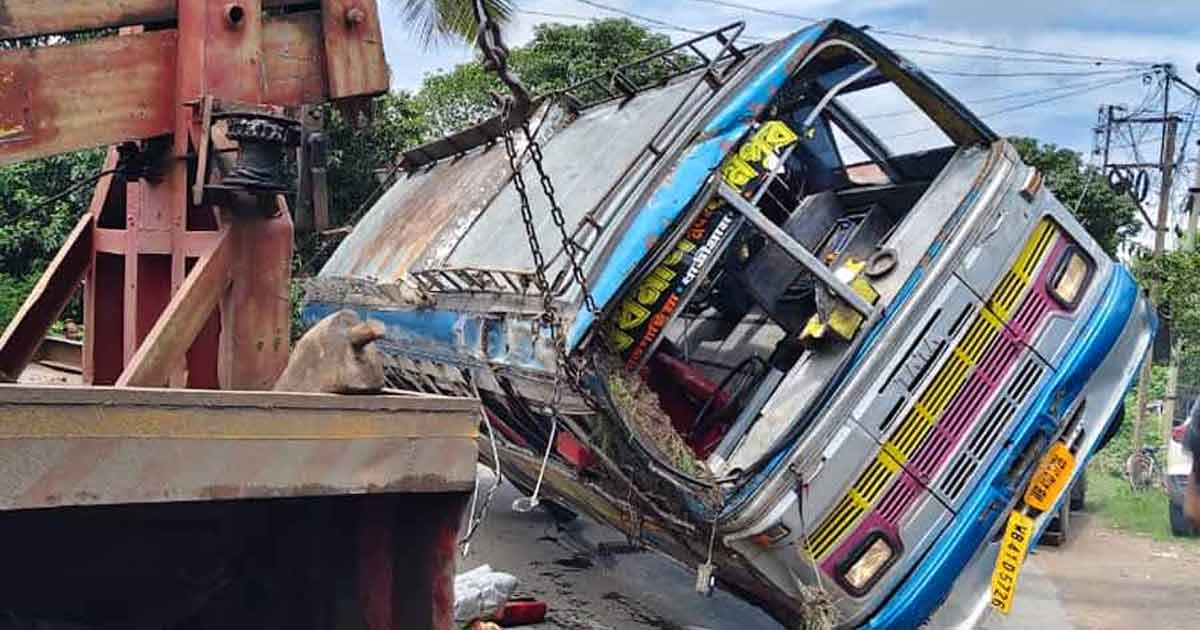 bus-to-digha-crashes-on-national-highway-near-belda-injuring-several-on-independence-day