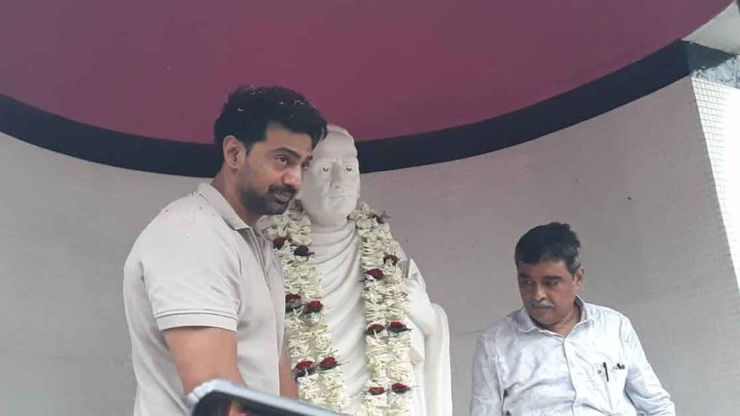 প্রশাসনিক বৈঠকে দেব, বিদ্যাসাগরের মূর্তিতে মাল্যদান ও ত্রাণ বিলিতে ব্যস্ত সাংসদ