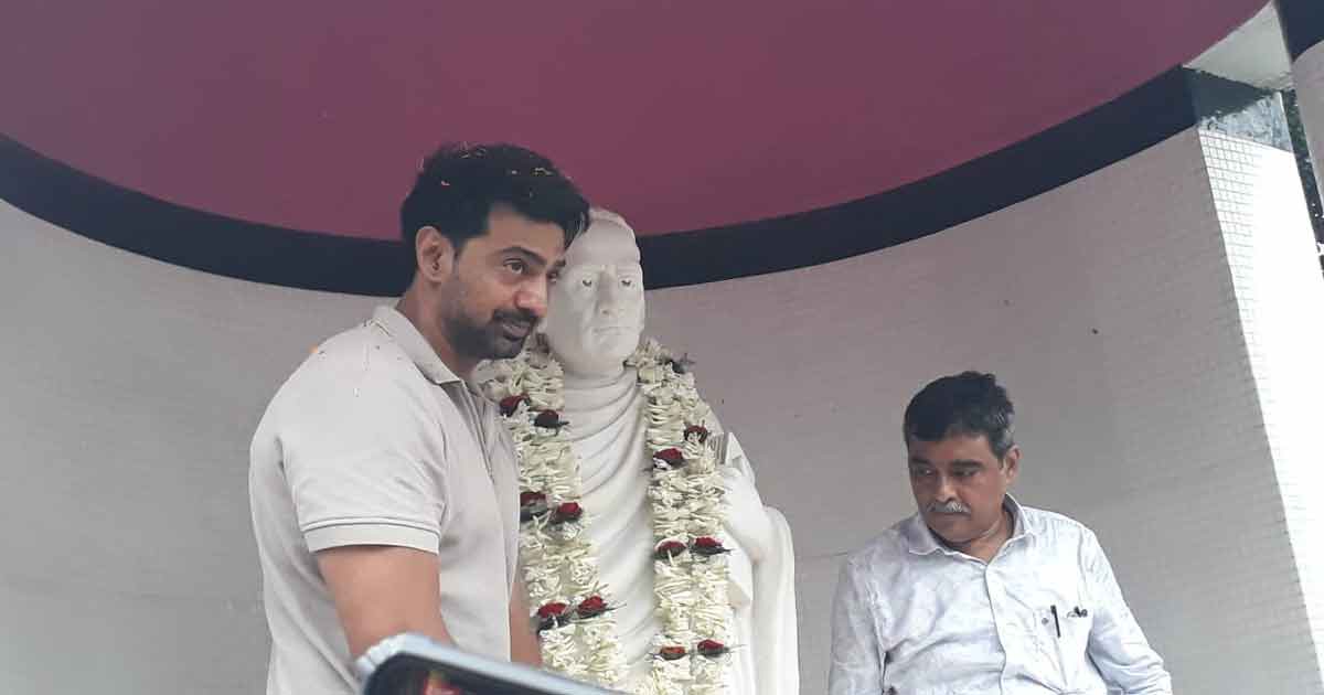 প্রশাসনিক বৈঠকে দেব, বিদ্যাসাগরের মূর্তিতে মাল্যদান ও ত্রাণ বিলিতে ব্যস্ত সাংসদ