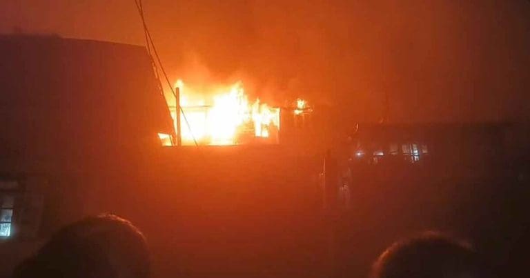 নৈহাটিতে কালীপুজোর আগের রাতে বিধ্বংসী আগুন, পুড়ে ছাই বহু দোকান নৈহাটিতে কালীপুজোর আগের রাতে বিধ্বংসী আগুন, পুড়ে ছাই বহু দোকান