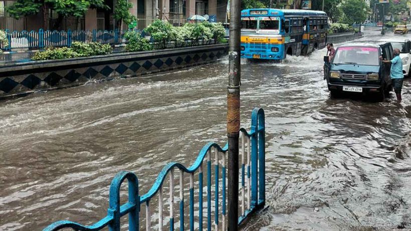 এক রাতেই একমাসের বৃষ্টি, মাত্র ১২ ঘণ্টায় জলমুক্ত কলকাতা