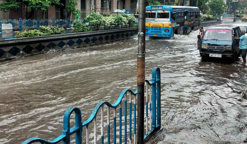 কলকাতার একাধিক রাস্তা জলমগ্ন, এড়িয়ে চলবেন কোন কোন পথ?