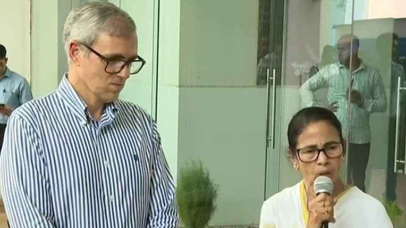 মমতার সহানুভূতিতে কৃতজ্ঞ কাশ্মীর, ‘দিদি’কে আমন্ত্রণ জানালেন ওমর আবদুল্লা