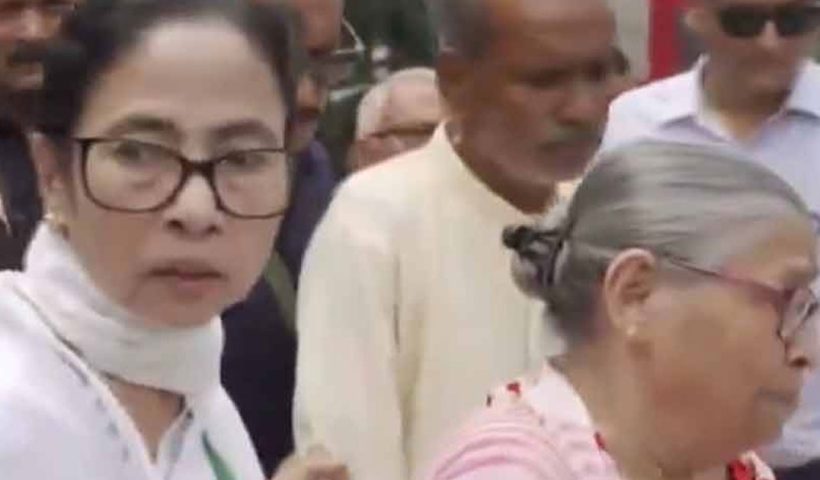 ‘মমতাই ভরসা', ২১ জুলাইয়ের মঞ্চ থেকে ফেরার পর মুখ খুললেন বিতানের বাবা-মা