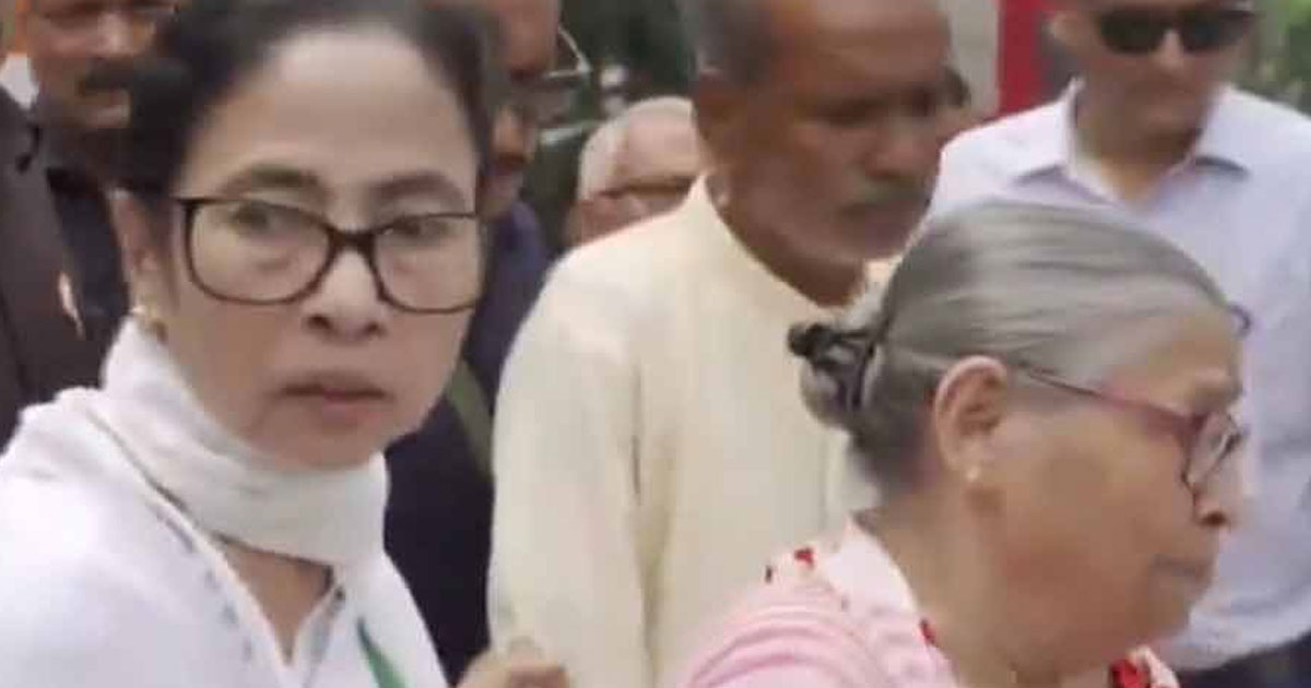 শহিদদের উত্তরসূরিদের কাঁধে হাত রেখে একুশের মঞ্চে মমতা