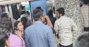 শর্ট সার্কিটে আতঙ্ক পাতালে, চাঁদনি চকে রেকে আগুন, সাময়িক বন্ধ মেট্রো চলাচল