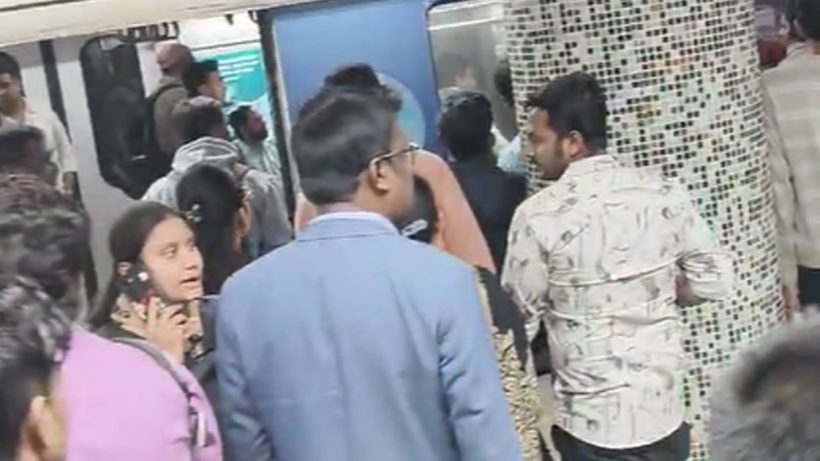 শর্ট সার্কিটে আতঙ্ক পাতালে, চাঁদনি চকে রেকে আগুন, সাময়িক বন্ধ মেট্রো চলাচল