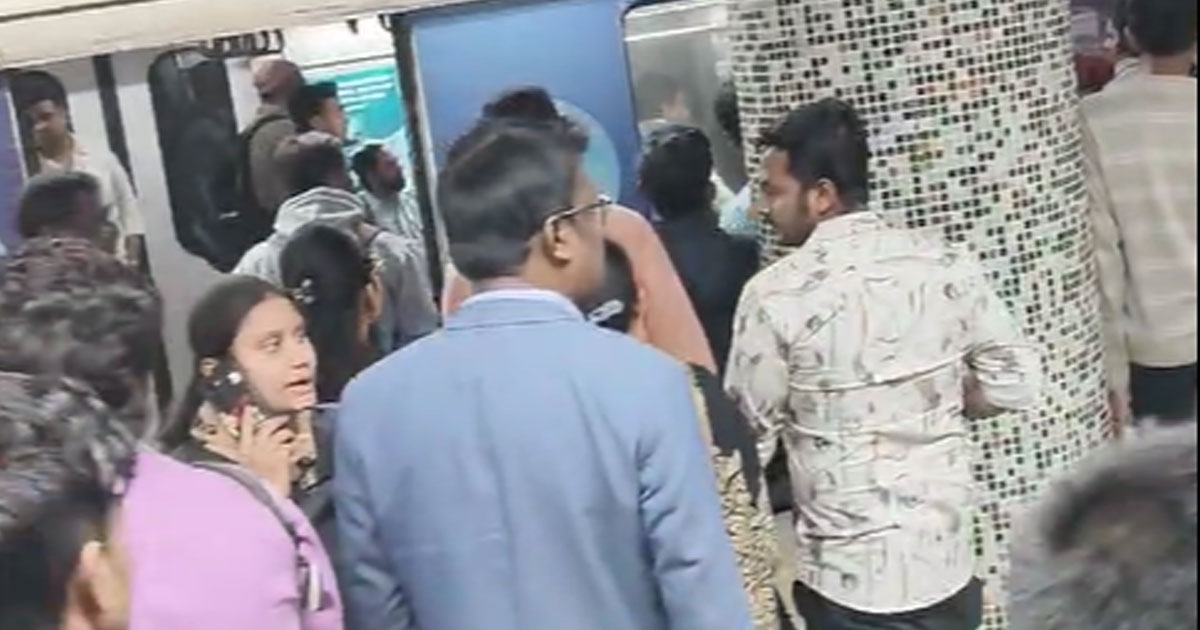 শর্ট সার্কিটে আতঙ্ক পাতালে, চাঁদনি চকে রেকে আগুন, সাময়িক বন্ধ মেট্রো চলাচল