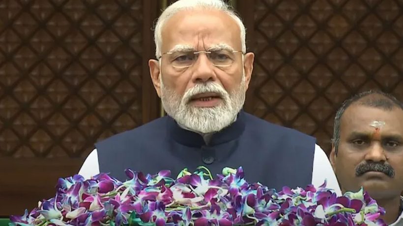 প্রধানমন্ত্রীকে পরালেন ময়ূরের নকশার রাখী, ছাত্রীর স্বপ্ন প্রধানমন্ত্রী হওয়ার!