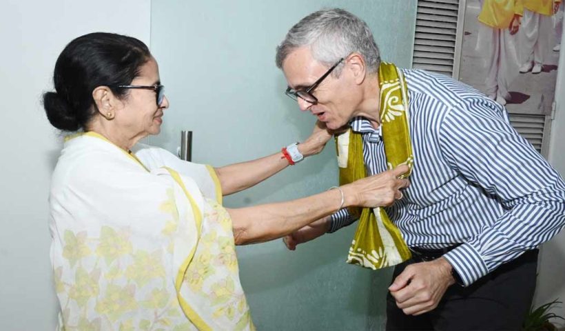 Mamata supports omar abdullah
