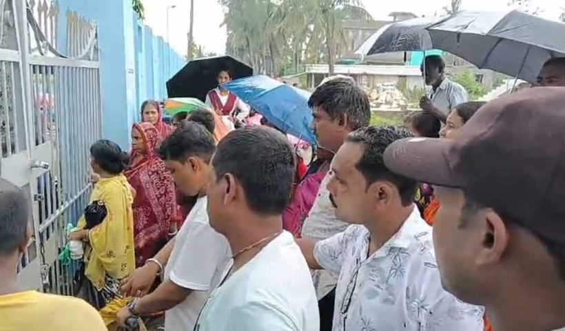 দুই দশকের বেহাল রাস্তা, পথ আটকে বিক্ষোভ, নিশানায় তৃণমূল শাসিত পঞ্চায়েত