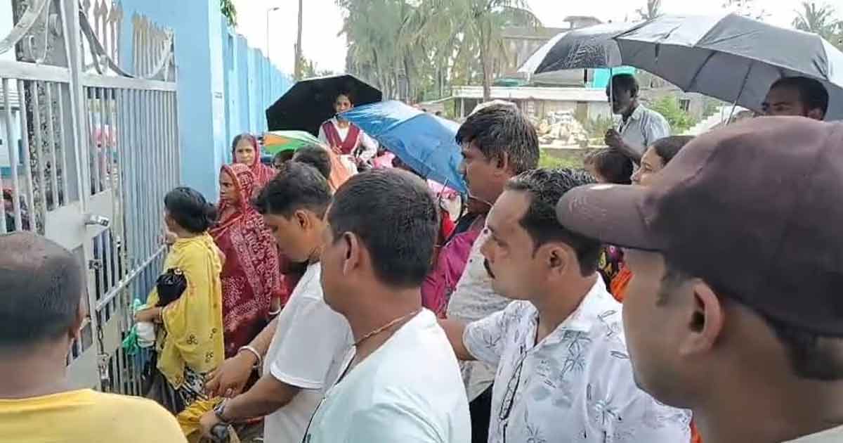 দুই দশকের বেহাল রাস্তা, পথ আটকে বিক্ষোভ, নিশানায় তৃণমূল শাসিত পঞ্চায়েত