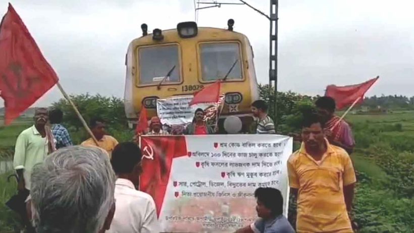 ধর্মঘটে রাজ্যজুড়ে রেল-রাস্তা অবরোধ, নাজেহাল নিত্যযাত্রী