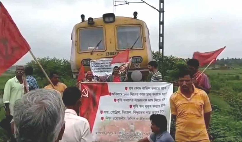 ধর্মঘটে রাজ্যজুড়ে রেল-রাস্তা অবরোধ, নাজেহাল নিত্যযাত্রী