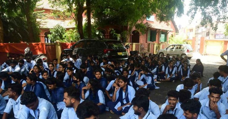 ফিরহাদের পদত্যাগ চেয়ে বেহালার স্কুল পড়ুয়াদের প্রতিবাদ Firhad Hakim protest