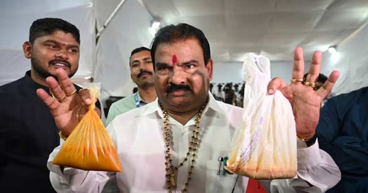 Shiv Sena mla slaps