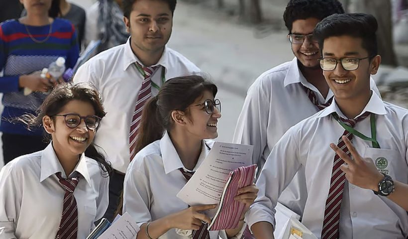 কলেজে ভর্তি হলেই হাতে নগদ ‘পকেট মানি’, ঘোষণা সরকারের