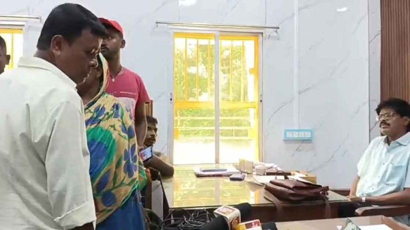 তৃণমূল পরিচালিত পঞ্চায়েতে দুর্নীতির অভিযোগ, প্রধানকে ঘিরে বিক্ষোভ 2 তৃণমূল পরিচালিত পঞ্চায়েতে দুর্নীতির অভিযোগ, প্রধানকে ঘিরে বিক্ষোভ