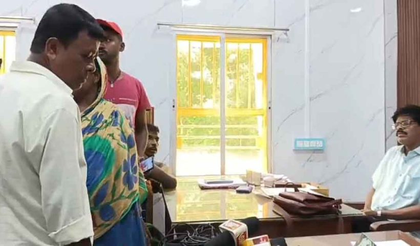 তৃণমূল পরিচালিত পঞ্চায়েতে দুর্নীতির অভিযোগ, প্রধানকে ঘিরে বিক্ষোভ
